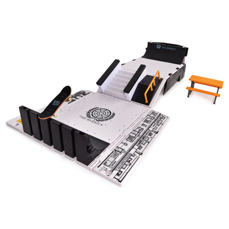 Tech Deck x The Berrics Transforming Skatepark Fingerboard Set